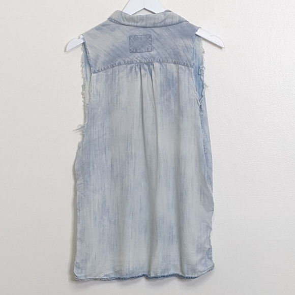 Rails Women's Top Medium Tencel Blue Faded Denim Look Button Up Sleeveless - Picture 6 of 8
